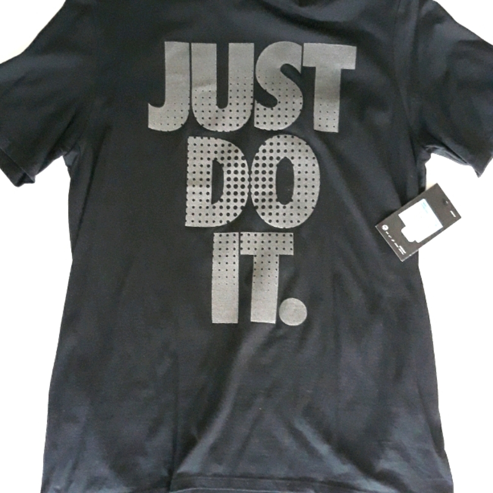 NWT NIKE TSHIRT